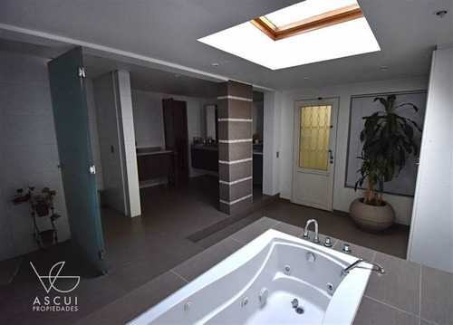 Casa En Venta De 6 Dorm. En Vitacura