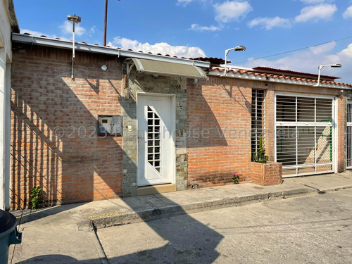 Estupenda Casa En Venta Nela 23-23418 Con Tanque De Agua 