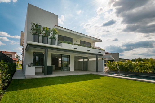 Casa Con Alberca Y Seguridad En Fraccionamiento
