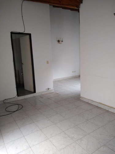 Imagen 4 de 11 de Venta De P.h De Dos Ambientes Con Patio Al Frente A Pasos De Av. Segurola