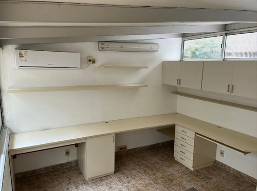 Apartamento En Alquiler 4 Dormitorios 3 Baños Con Cochera Y Patio En Pocitos