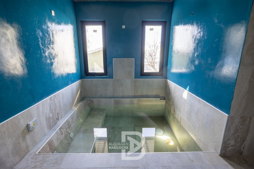 Imagen 22 de 28 de Alquiler Casa En Bariloche. 7 Pax. Vista Al Lago + Cine + Hidromasaje. 202.