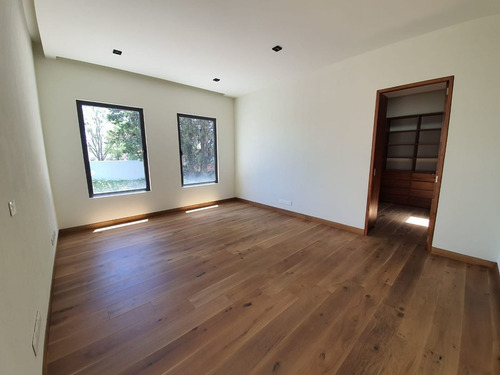 De Revista Casa Nueva En Venta, Vistahermosa, Calle Cerrada