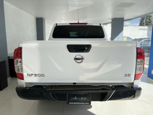 Nissan NP300 2.4 Doble Cabina Se Aa Pack Seg Mt