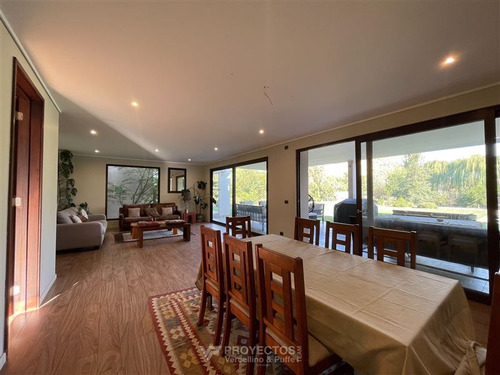 Casa En Venta De 5 Dorm. En Colina