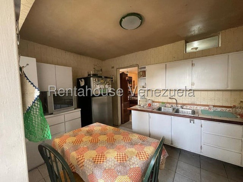 Tg Apartamento En Piso Bajo Con Balcón Y Vista Al Ávila, En Venta En El Cafetal 25-18311 Ys