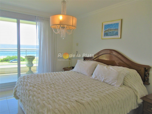 Primera Linea En Playa Mansa.- Ref: 13009