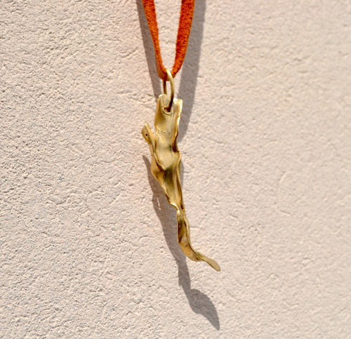 Imagen 6 de 7 de Collar Minimalista Dorado En Bronce Y Cuero, Joya, Cod1