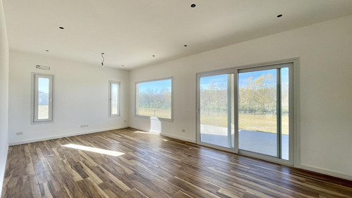 Casa En Naudir En Venta - A Estrenar - Lote Con Fondo Al Verde