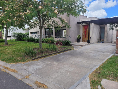 Casa En Venta En Santa Guadalupe, Pilar Del Este, Pilar