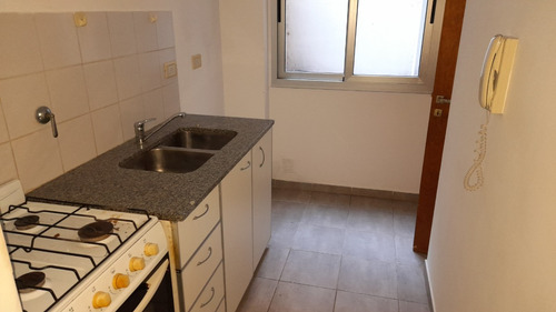 Departamento Planta Baja 5 Y 45 Dormitorio Con Placard, Patio, Cochera