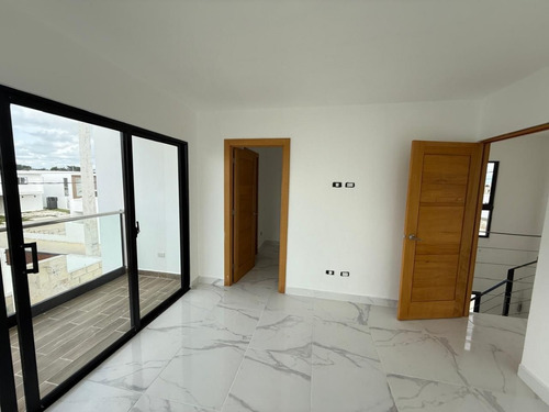 Casa En Venta En Punta Cana, Residencial Primaveral 2, Excelente Ubicación, Con Piscina, 2 Habitaciones
