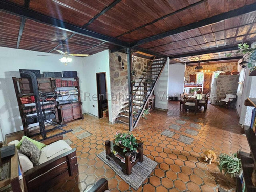 Bella Casa Tipo Chalet Holandés En Venta San Antonio De Los Altos 24-9993 Edf