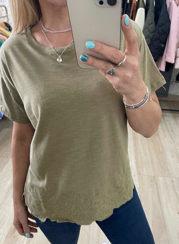 Imagen 4 de 7 de Remera Básica Bordada Mujer The Big Shop