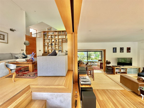 Casa En Venta De 4 Dorm. En Lo Barnechea