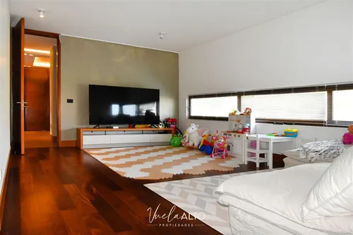 Departamento En Venta De 4 Dorm. En Lo Barnechea / 3 Estac.