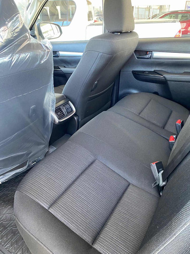 Imagen 7 de 12 de Toyota Hilux 2022 2.8 Cd Srv 177cv 4x2