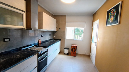 Casa De 3 Ambientes Reciclada A Nuevo En Ituzaingo - Excelente Ubicacion A 200 Metros De Acceso Oeste