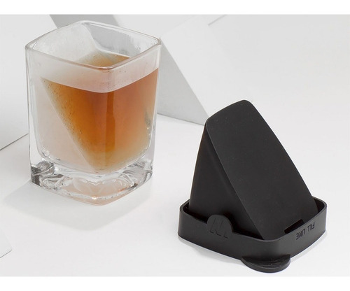 Vaso Whisky Con Molde Para Hielo 9oz. Corkcicle Color Negro