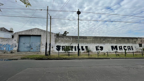 Importante Galpón En Esquina Con Opción De Permuta