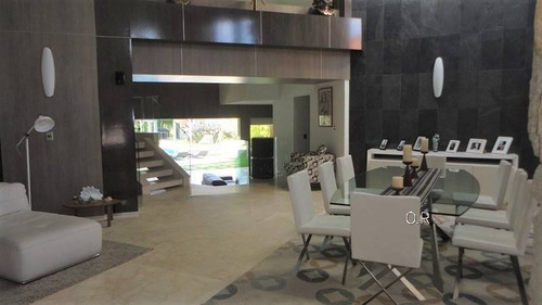 Imagen 5 de 30 de Leal Pérez Vende Majestuosa Casa En Urbanización Guataparo Con Piscina