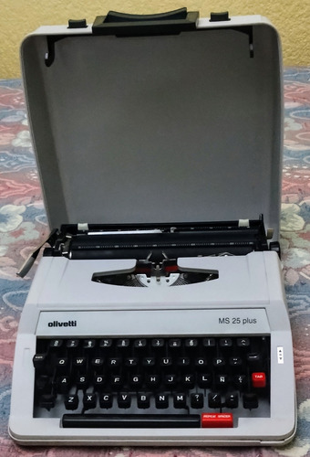 Maquina De Escribir Olivetti Ms 25 Plus, Incluye Su Estuche 