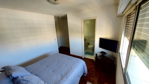 Imagen 9 de 14 de Espectacular Penthouse Con Muebles Franzini Y Sarmiento Inmediaciones De Pocitos Y Punta C. 3 Dormitorios Parrillero Terraza 30 Mts Gc12500 Edif. Con Calefaccion Vig 24 Hrs Y Sum 1 Gje Anuales Solo