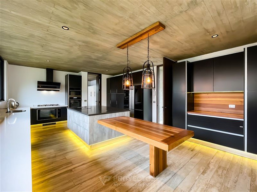 Casa Moderna En Venta De 7 Dorm. En Colina
