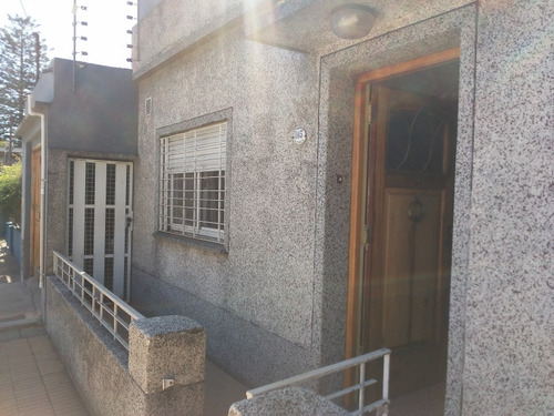 Casa De 4 Ambientes Y 2 Baños En Bernal Oeste.
