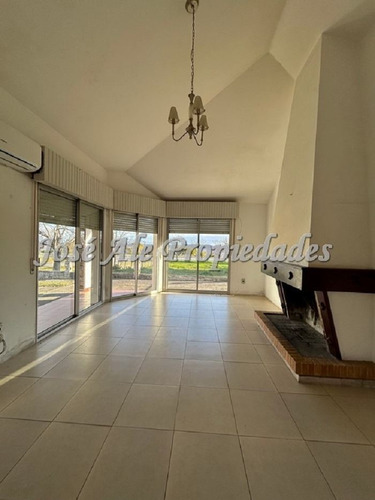 En Venta Casa A Metros De La Rambla Costanera, Colonia