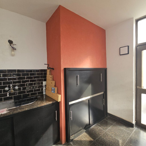 Excelente Chalet De 4 Amplios Ambientes Sobre Lote De 12,99 X 51, Con Garage Cubierto Para 3 Autos, Galeria Con Parrilla, Fondo Y Quincho. Excelente Estado. Nuevo Valor