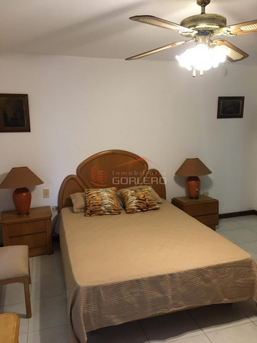 Casa En Punta Del Este, En Venta, De 3 Dormitorios En Parada 18 De Playa Mansa A Unas Cuadras Del Mar, Ideal Para Vivir Todo El Año- Ref: 26606