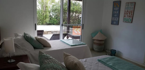 Alquiler Anual, Excelente Casa Con Vsita Al Mar