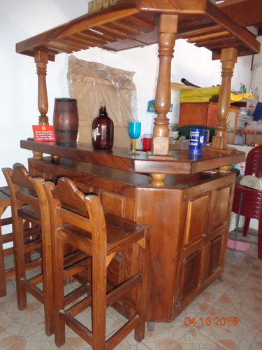Bar De Madera Grande, Con Tres Butacas Altas