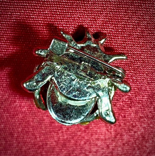 Prendedor Escarabajo Plateado Con Detalles Rojos Plateado (Usado)