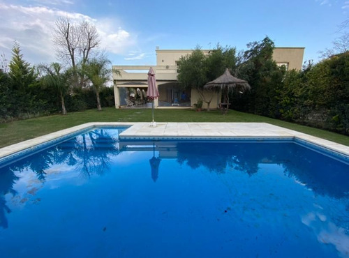 Casa En Venta En Pilar Del Este / Santa Guadalupe