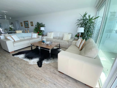 Apartamento De 3 Dormitorios En Venta En Torre Nueva York, Punta Del Este.