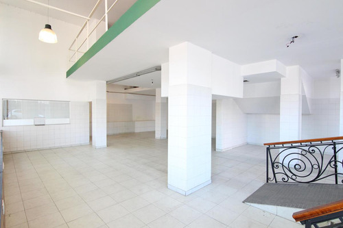 Muy Buen Local En Inmejorable Zona Comercial De Olivos
