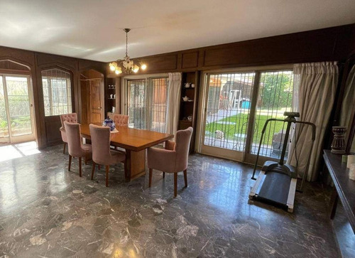 Casa En Venta - 4 Dormitorios 5 Baños - Morón