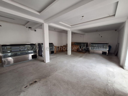 Sabana Grande !! Maravilloso Edificio Comercial De 2 Plantas, Cavas Para Refrigeración Y Enfriamiento De Carne, Pollo Y Embutidos, 767 M2 Terrero, 361 M2 Const., 12 Pe, 2 Baños, Amplias Oficinas.