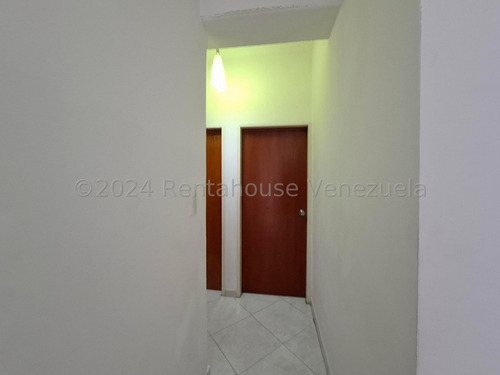 Excelente Apartamento En La Urb De San Jacinto Residencia Greco En Piso Bajo 24-28825 Irrr