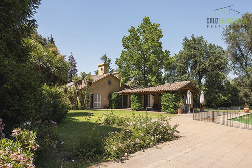 Casa En Venta De 4 Dorm. En Las Condes