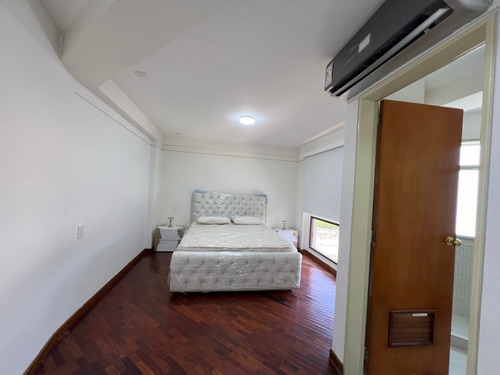 Se Vende Apto. Amoblado Con Pozo En La Urb. Los Palos Grandes, Municipio Chacao.