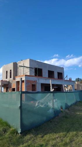 Casa En Venta - 5 Dormitorios 4 Baños - 1.360mts2 - La Plata
