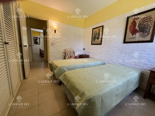 Casa En Playa Mansa, 5 Dormitorios Y 4 Baños.