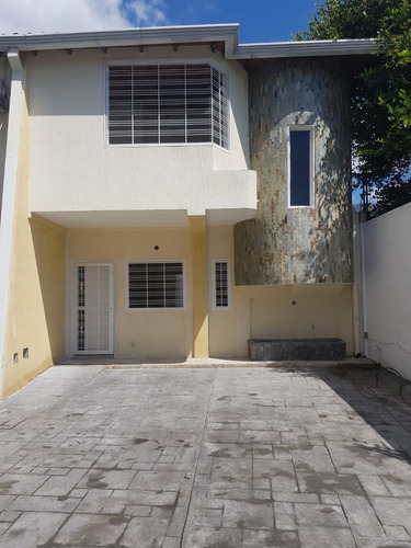 Imagen 2 de 15 de Town House En El Limón 04265330810