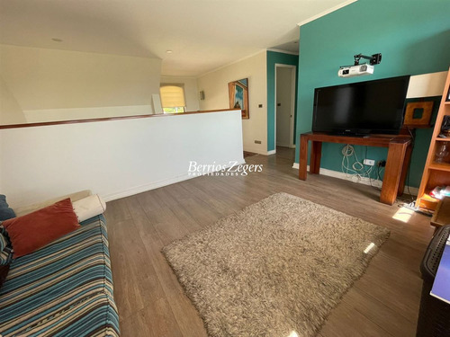 Casa En Venta De 5 Dorm. 4 Baños En Condominio En Las Condes