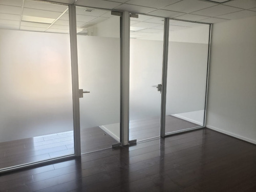 Imagen 1 de 12 de Oficina Moderna En Exclusivo Sector De Las Condes.