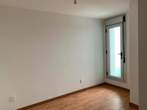 Apartamento En Tres Cruces Con Garage