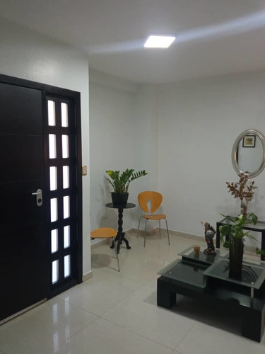 Se Vende Casa En Jardín Mañongo Res. La Fontana